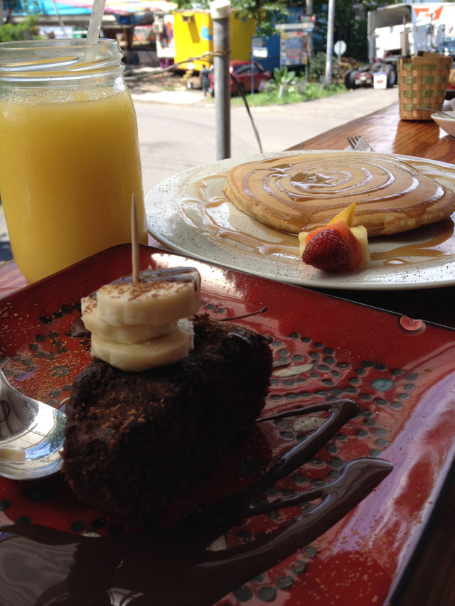 Vegan pancakes and cake at Como en mi Casa, Costa Rica
